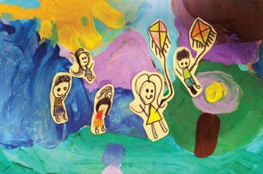 Trabalhos artísticos de crianças em exposição da Escolinha de Arte no CIC
