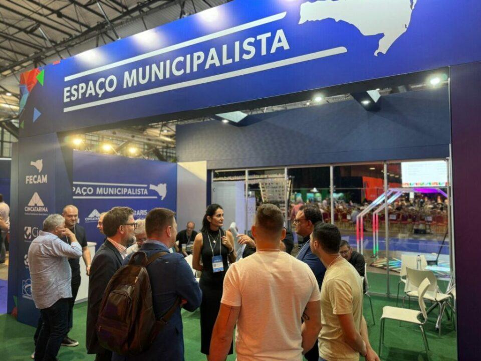 Imagem representativa da Federação Catarinense de Municípios e dos finalistas do Prêmio de Excelência 2025