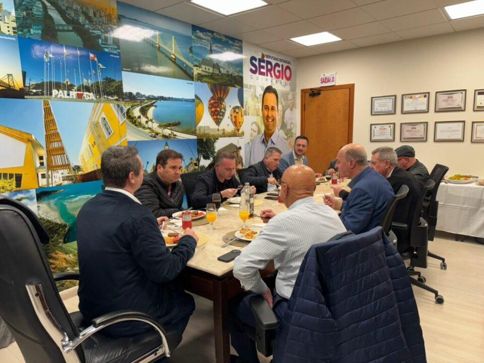 Deputados e senador da federação em um jantar na Alesc