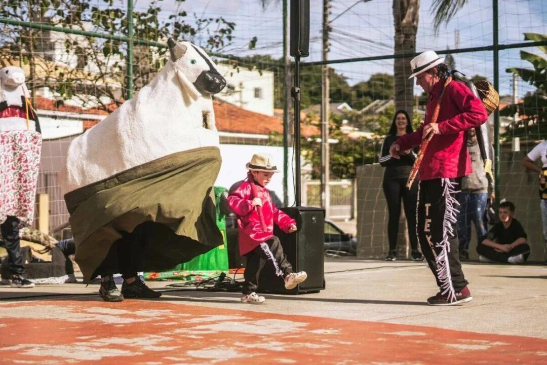 Evento comunitário na Praça do Luar em São José