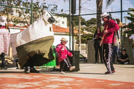 Evento comunitário na Praça do Luar em São José