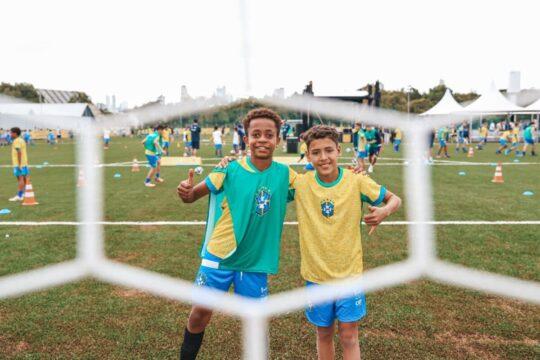 Crianças participando do festival de inauguração