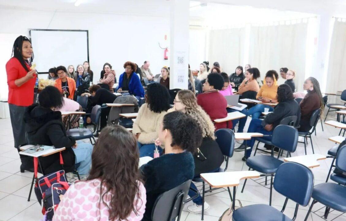 Professores participando da formação antirracista em São José