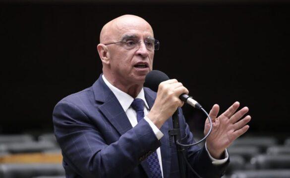 Deputado Mário Heringer dando entrevista sobre fraudes no INSS