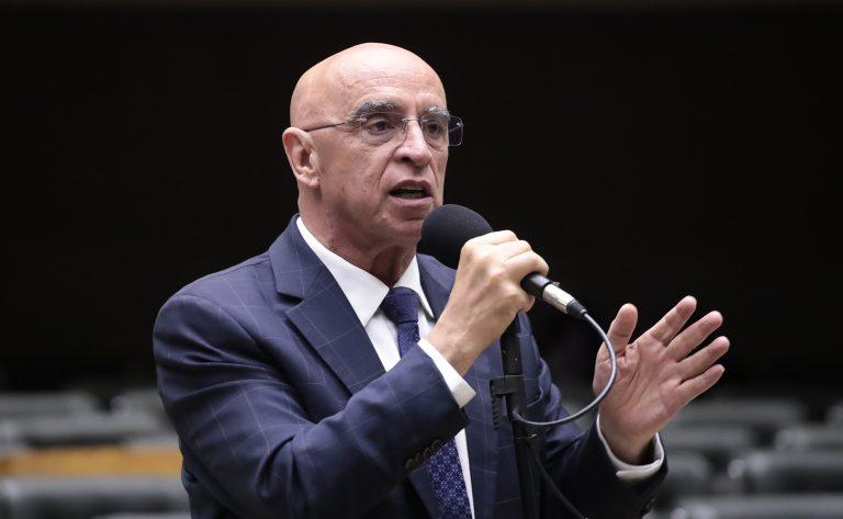 Deputado Mário Heringer dando entrevista sobre fraudes no INSS