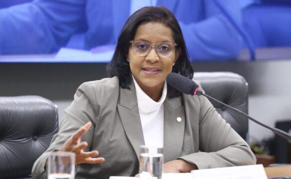 Logotipos das empresas Petz e Cobasi