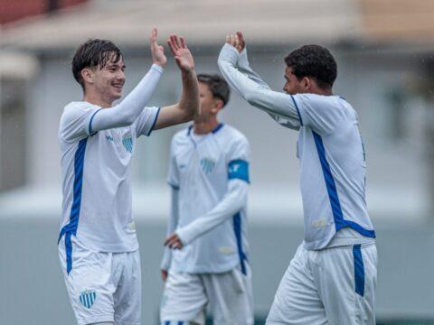 Jogadores comemorando gol