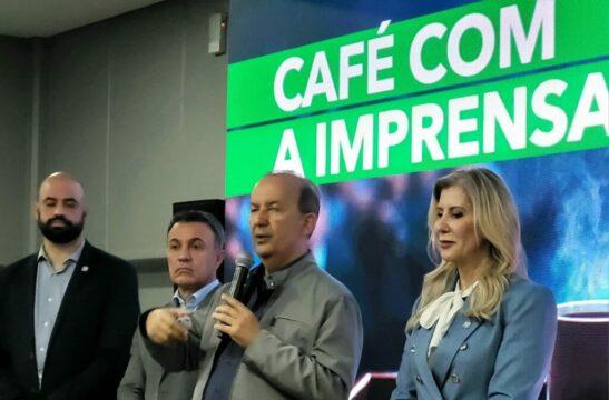 Governador Jorginho Mello e secretários em evento