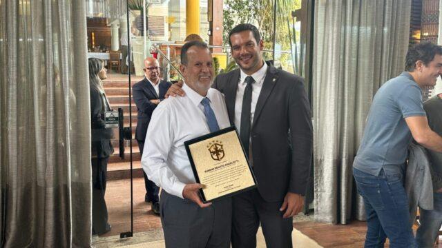 Placa de homenagem aos tetracampeões mundiais e autoridades no CD de Santa Catarina
