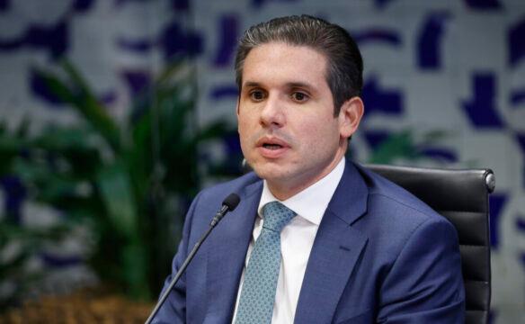 Hugo Motta em entrevista abordando medidas econômicas e diplomacia