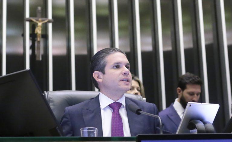 Hugo Motta defendendo a proteção de crianças em ambientes digitais