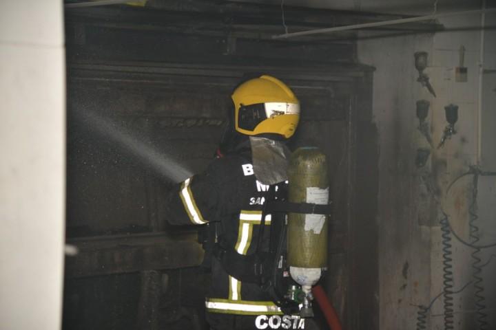 Corpo de Bombeiros atuando no combate a incêndio em galpão de pintura