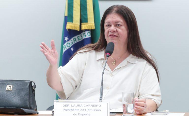 Atleta paralímpico com medalha