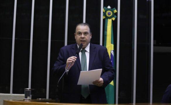 Imagem de criança segurando um celular