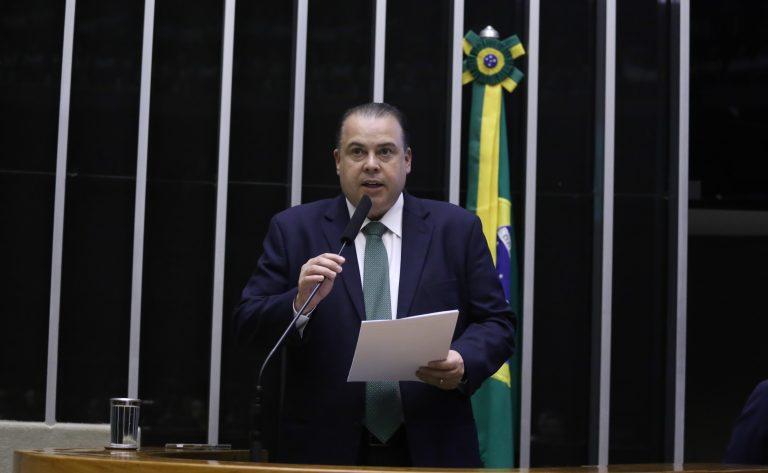 Imagem de criança segurando um celular