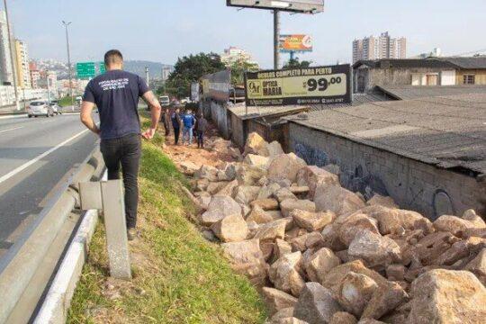 Pedras e postes de iluminação em ação