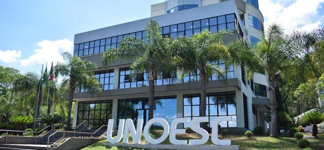 Homem investigado recebendo bolsa da Unoesc
