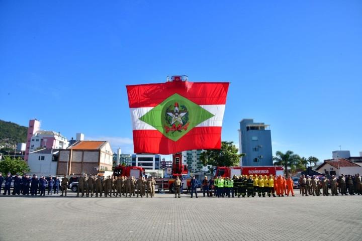 Viaturas e equipamentos entregues durante a solenidade de promoção de militares da CBMSC e PMSC
