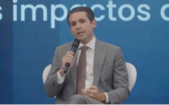 Presidente da Câmara Hugo Motta discute isenção do Imposto de Renda em evento