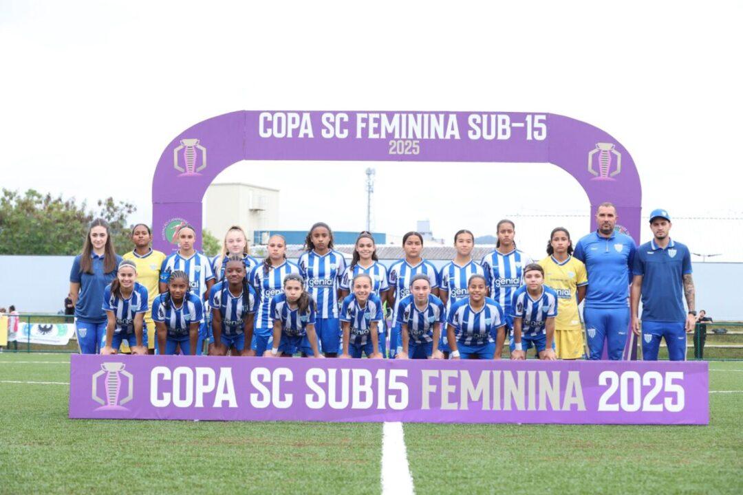 Equipe de futebol feminino do Avaí Kindermann em campo