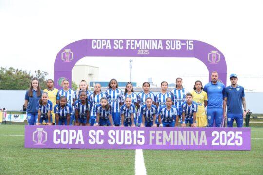 Equipe de futebol feminino do Avaí Kindermann em campo