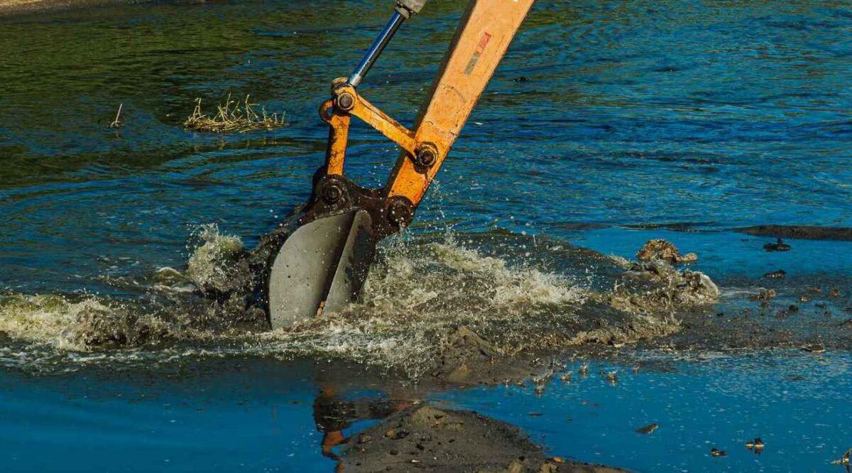 Limpeza do rio Araújo pela Prefeitura de São José