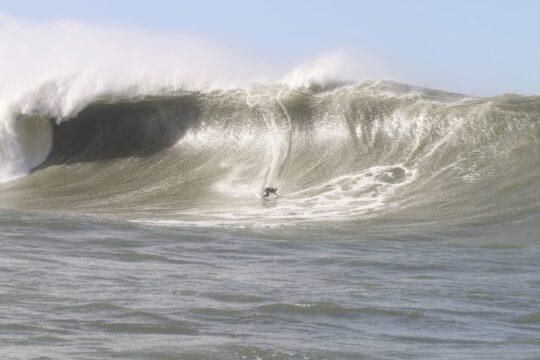 Lucas Chumbo surfando a maior onda registrada do Brasil na Laje da Jagua em Jaguaruna