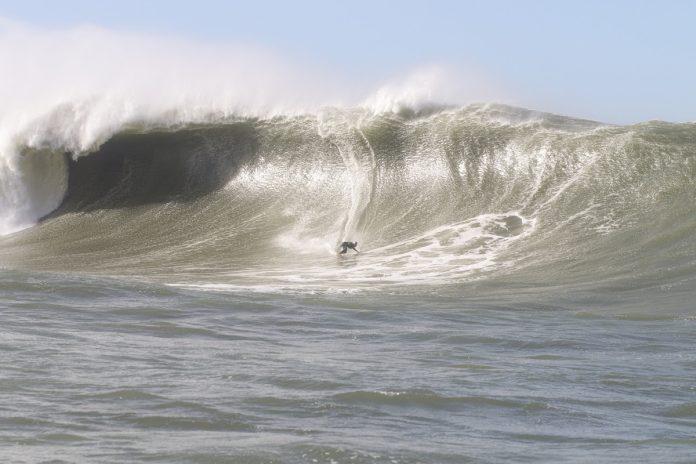 Lucas Chumbo surfando a maior onda registrada do Brasil na Laje da Jagua em Jaguaruna
