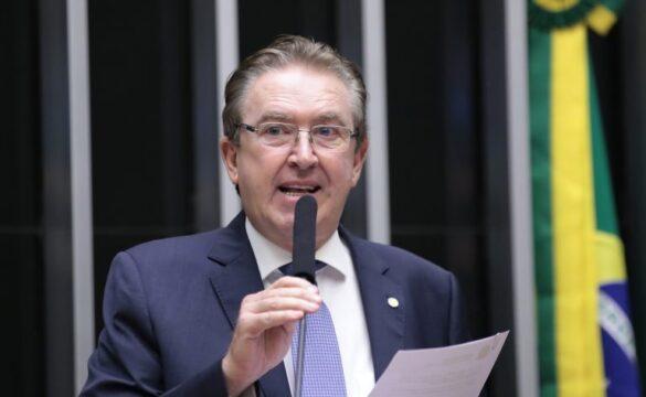 Mãe cuidando de bebê com carinho