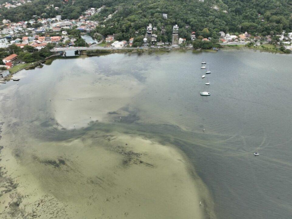 Imagem da manutenção emergencial no Canal da Barra da Lagoa em Florianópolis