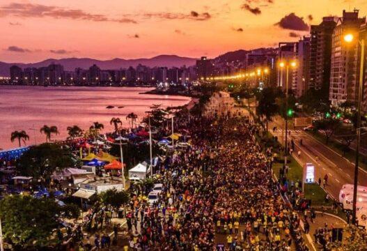 Atletas correndo na Maratona Internacional de Floripa Fibra 2025