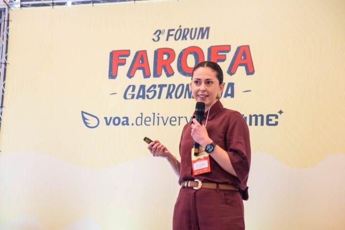 Foto de Maria Eduarda Gonçalves palestrando no Fórum Farofa Gastronomia