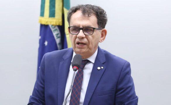 Ilustração de mãos amarradas simbolizando tortura