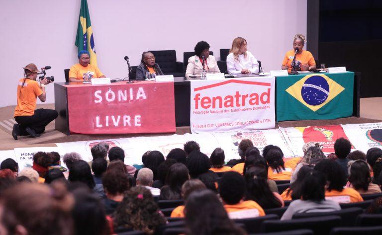 Mulher trabalhadora doméstica