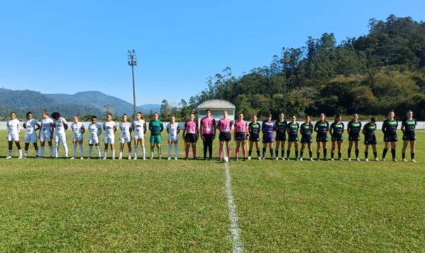 Partida de futebol entre Meninas de Jaraguá e Criciúma na final da Copa Santa Catarina Feminina Sub-20