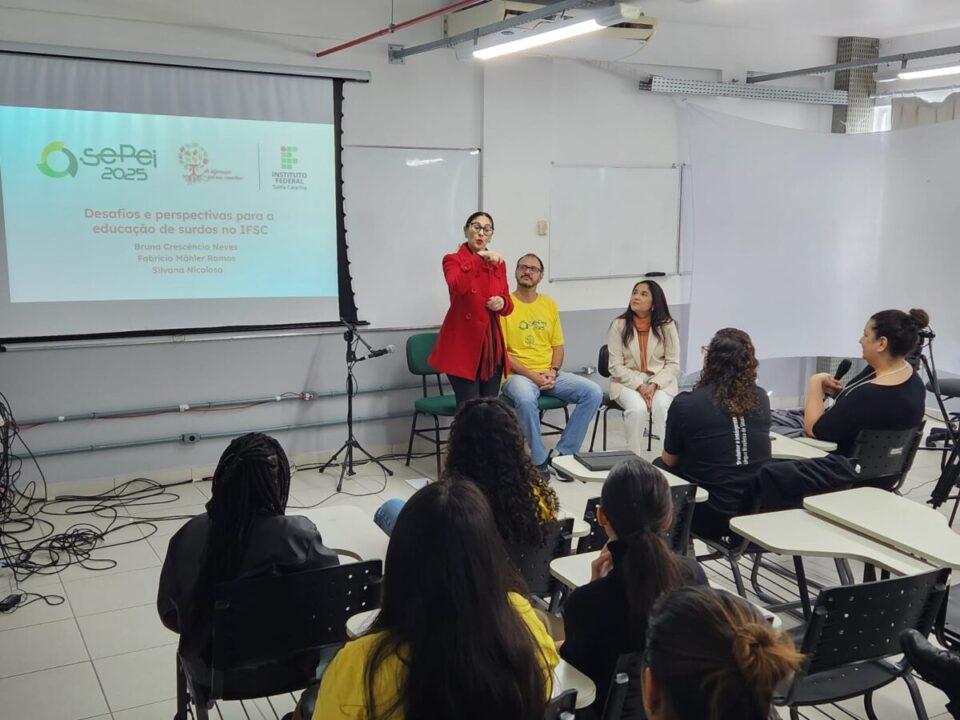 Mesa-redonda sobre a interação entre Libras e Língua Portuguesa no Câmpus Palhoça Bilíngue
