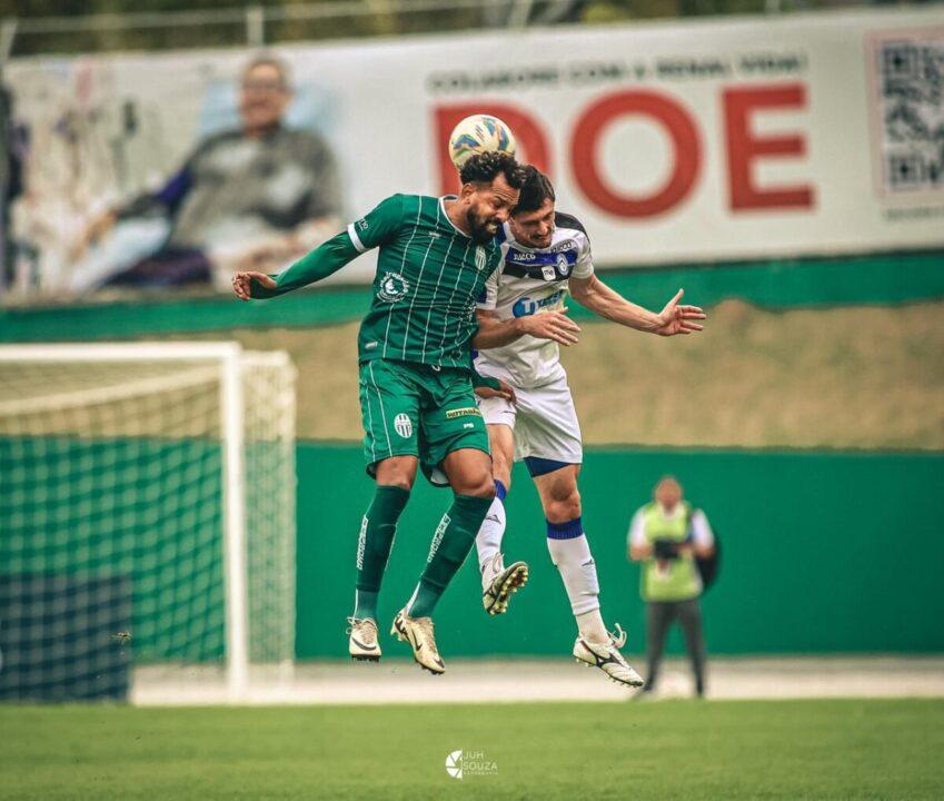 Jogadores do Metropolitano comemorando gol