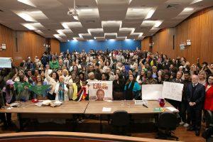 Ministra Macaé Evaristo e grupo de representantes de movimentos sociais em encontro na UFSC