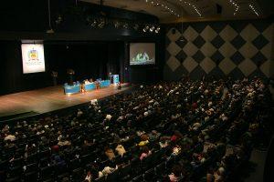 Foto da ministra Macaé Evaristo discursando na Aula Magna da UFSC