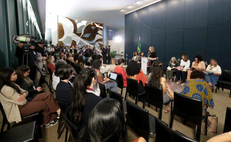 Ilustração representativa da participação feminina na política