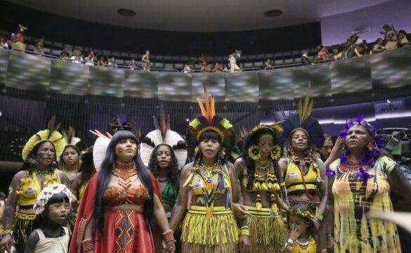 Grupo de mulheres indígenas em manifestação