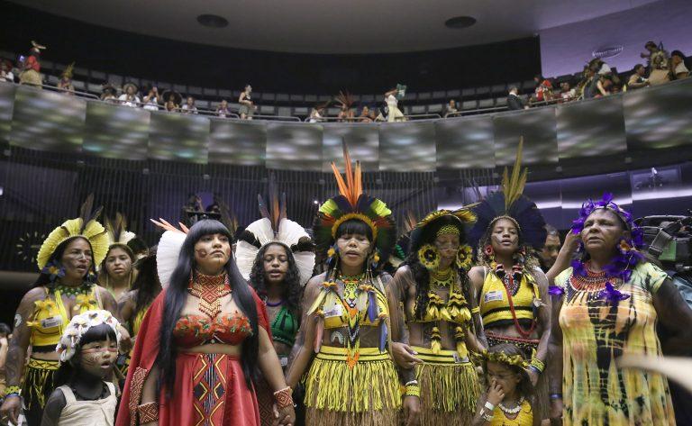 Grupo de mulheres indígenas em manifestação