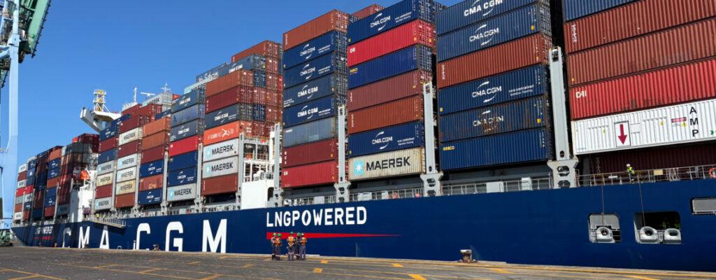Navio porta-contêineres CMA CGM Sainte Anne em operação no Porto de Imbituba