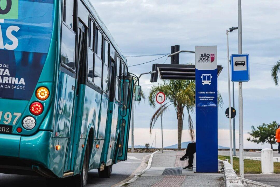 Ponto de ônibus modernizado na cidade de São José
