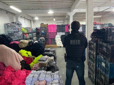 Roupas falsificadas apreendidas durante a operação Estampa Fria da Polícia Civil de Santa Catarina