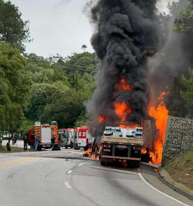 Equipe de bombeiros auxiliando vítimas em acidente com incêndio na BR-282