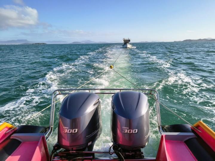 Bombeiros resgatando embarcação à deriva