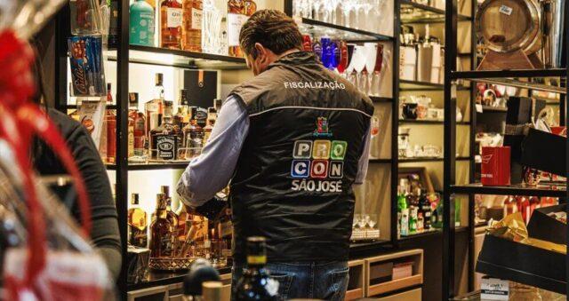 Bebidas apreendidas durante a operação conjunta em São José