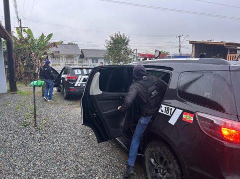 Prisão de suspeitos por roubo a caixas eletrônicos