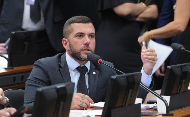 Ilustração de ordem judicial em redes sociais